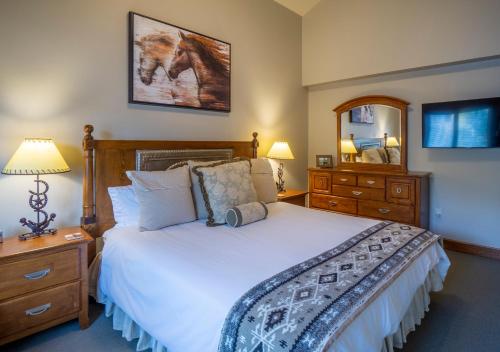 Bear Claw 615 - True Ski-in Ski-out Access Slope Views & Winter Shuttle! - image 4
