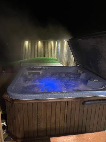 NEW! Country boutique escape . HOT TUB in Weare Giffard