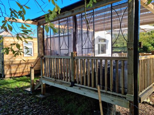 Riverside Cabin - Sleeps 2 - HotTub - Parking, Oswestry