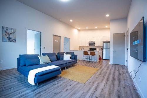 Luxury King Bed Loft in the Center of Vancouver