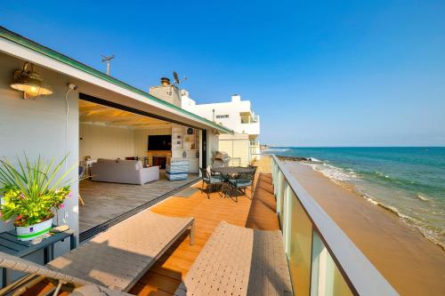 3BR Beachfront Bungalow in Malibu, USA