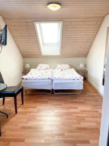 2 twin beds