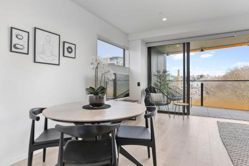 Luxury comfort with lush park views & free carpark