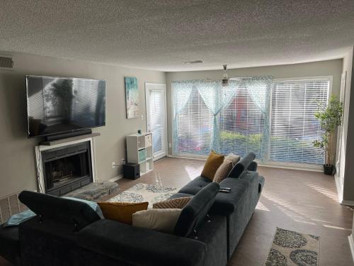 Spacious 2BR2Bath Unit Free Parking Free Wifi