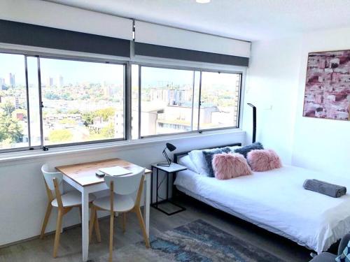 Refurbished studio with an amazing view + free PARKING!