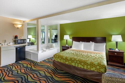 Econo Lodge Inn & Suites in Oconto, USA