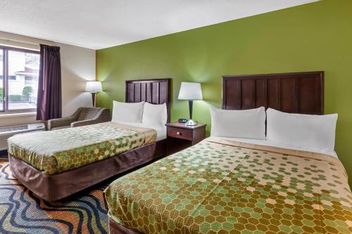 Econo Lodge Inn & Suites - image 4