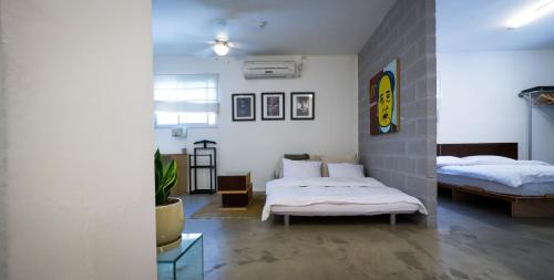 1 queen bed, 1 sofa bed