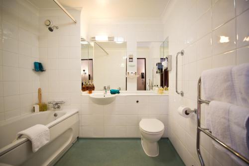 Bathroom, Ellington Lodge at The Concorde in Eastleigh