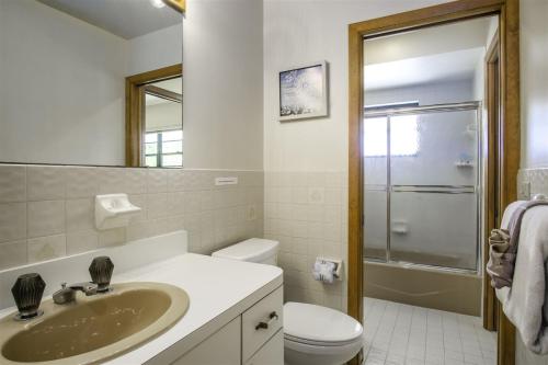 Tropical Getaway 3 Bed/2 Bath walking Distance to the Beach - image 13