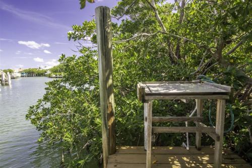 Tropical Getaway 3 Bed/2 Bath walking Distance to the Beach - image 11