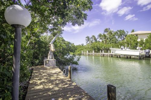 Tropical Getaway 3 Bed/2 Bath walking Distance to the Beach - image 9