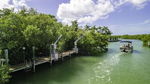 Tropical Getaway 3 Bed/2 Bath walking Distance to the Beach - image 6