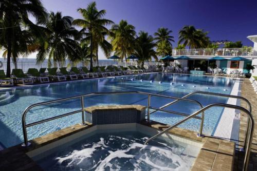 Tropical Getaway 3 Bed/2 Bath walking Distance to the Beach - main image