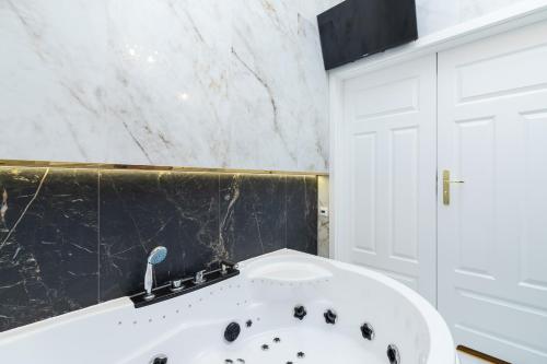 Kazimierz Studio with Jacuzzi by Renters Prestige