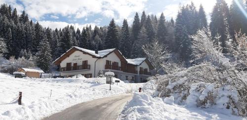  Albergo Chalet Abete Rosso, Pension in Castello Tesino bei Striegen