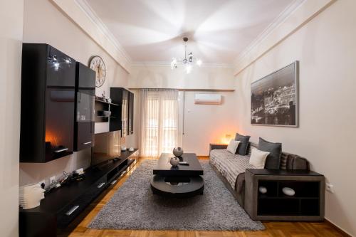 2bed renovated flat close to Ampelokipoi metro, Atene