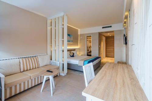 1 king bed, 1 sofa bed