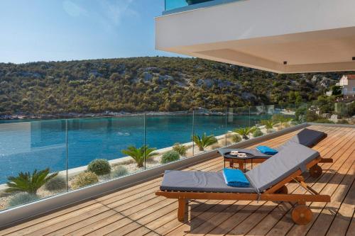 Villa Lijub SeaFront - 4 bedroom Villa - Stunning Sea Views - Gym and WiFi