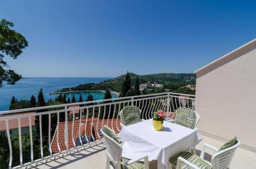 Deluxe One-Bedroom Apartment with Balcony and Sea View