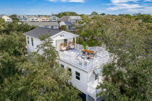 79 Sandbar Ln - Folly in Love - Renovated Private Home - Sunset Views in Folly Beach, USA