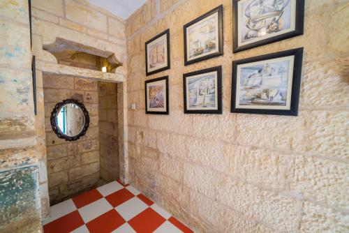 One-Bedroom Apartment image 4