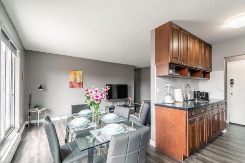 Spacious 2BR King Bed Apt, near DT Hamilton!