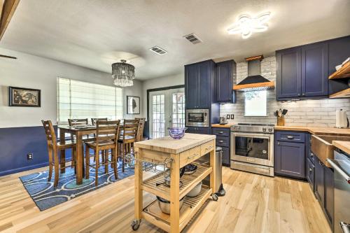 Dripping Springs Cabin with Pool, Hill Country Views in Dripping Springs, USA