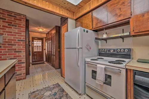 Roscommon Cabin Less Than 3 Mi to Higgins Lake in Roscommon, USA