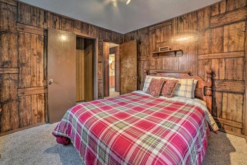 Roscommon Cabin Less Than 3 Mi to Higgins Lake in Roscommon, USA