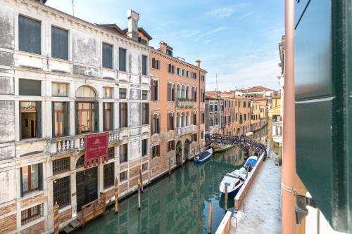 Ca' Cappello Venice Apartment 1 with Canal View, Venice