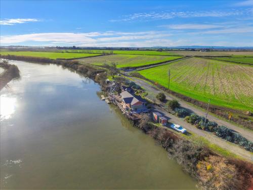 Exterior view, Year-round fishing, boating, birding, 1 hr from SF in Rio Vista (CA)