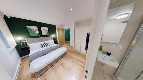Quay Apartments Manchester - image 11