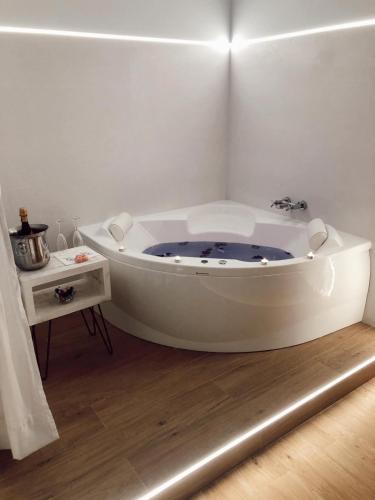 Queen Room with Spa Bath