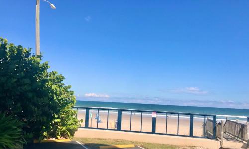 Ocean Waves - Ocean Front at Symphony Beach Club! in Ormond Beach, USA