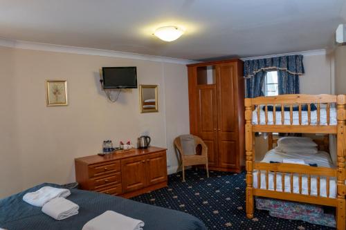 1 queen bed, 1 twin bed