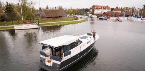 Jacht motorowy Nautika 1300 LUX