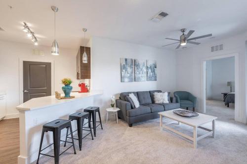 Frontdesk NoHo Flats at North Hyde Park Apts Tampa - main image