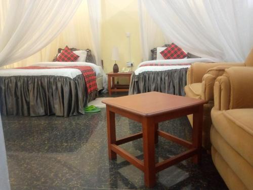 Standard Twin Room with Garden View image 6