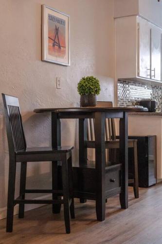 Travelers Hideout: Located 1 block from the beach