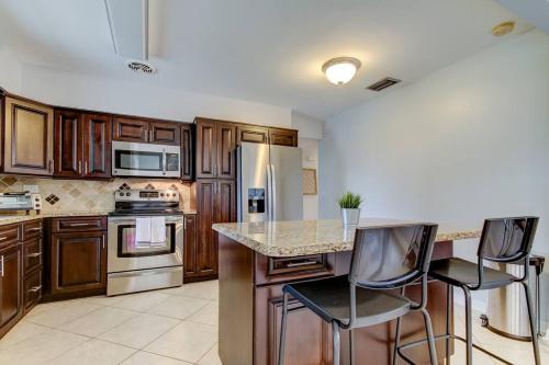 Rare & Cozy Lake Magdalene Retreat - Minutes to Bucs Stadium!