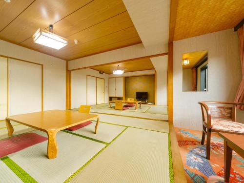 room detail thumbnail 2