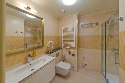 Apartment with Square view