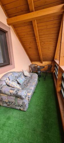 Balkons/terase, Pensiunea Aurora - Great hostel Voineasa in Ciunget