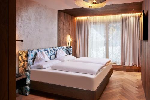 1 queen bed, 1 sofa bed