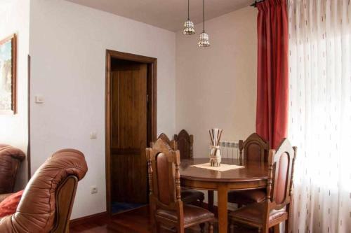 Koplietošanas atpūtas telpa ar TV, Casa Rural Paco in Munogalindo