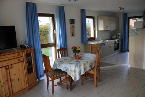 2 bedrooms, 3 beds