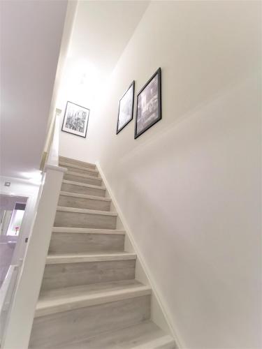 Large family room suitable for 4 Close to CC