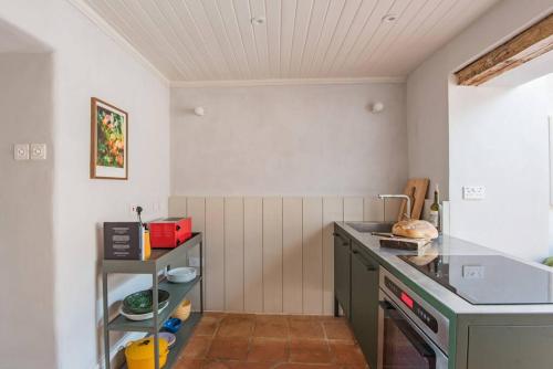 Cordyline Cottage - charming cottage, seconds from the beach