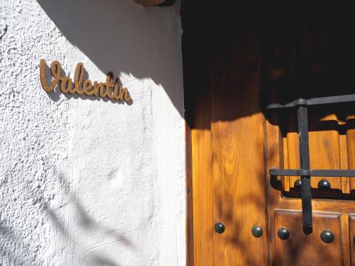 La Casa de los Abuelos Valentín (La Casa de los Abuelos Valentin) in Alameda del Valle